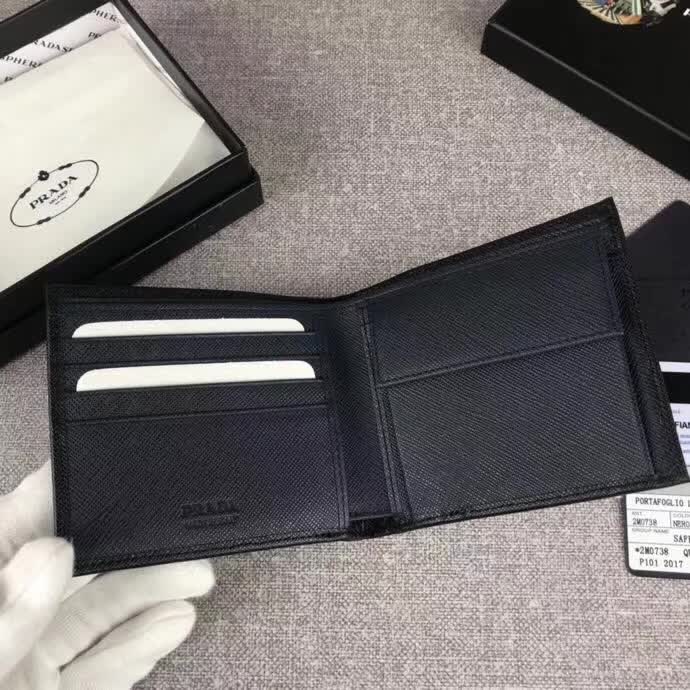 【原版皮】普拉达/Prada 短款钱夹，选用十字纹小牛皮裁制而成，边角点缀字母徽标，经典之作，简单时尚，款号：2M0738