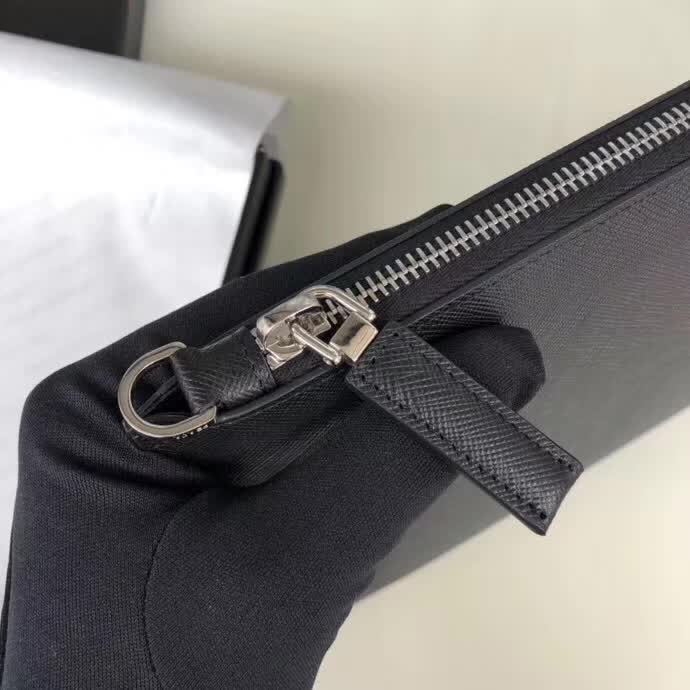 【原版皮】普拉达/Prada 男士手包，选用十字纹小牛皮镶嵌彩带皮革裁制而成，经典之作，简单时尚，款号：2NG005