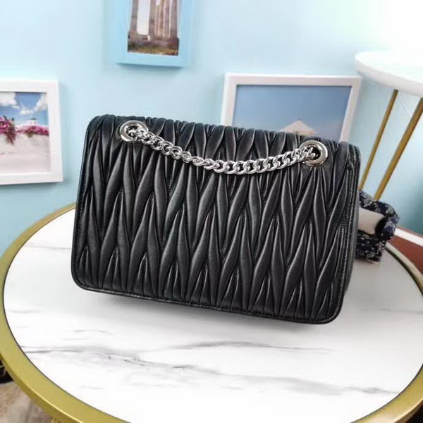 【原版皮】缪缪/Miu Miu 肩背包，采用小进口土耳其绵羊皮材质精心裁制而成，手感细腻柔软，内里三隔层，款号：5BD015