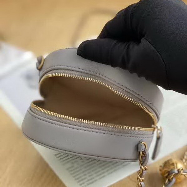 【原版皮】香奈儿/Chanel 金球系列小圆饼包，采用小羊皮精心裁制而成，柔软细腻搭配这季最火爆的链条，神奇的小金球能控制肩带长短，平时出门带的口红车钥匙纸巾都能放，款号：AS0366