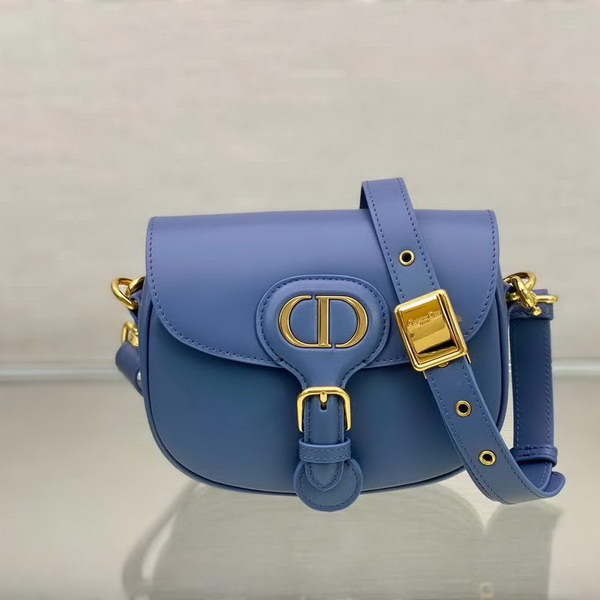 【原版皮】迪奥/Dior bobby 手袋，复古CD logo，硬挺的包身，五金做旧增加了复古感，不易磨损，采用光面牛皮革精心制作，饰以复古金色五金配件提升格调，柔软而富有质感，点缀有军装风格搭扣，款号：M9317