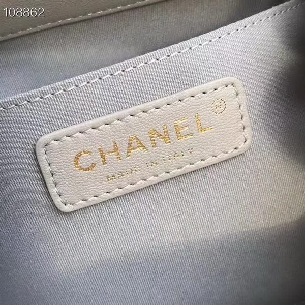 【原版皮】香奈儿/Chanel Mini小水桶包，上身简直‬太‬可爱了，这次的Hobo小水桶，长‪度刚‪好到⁢腰⁡部，相比之前的小水桶，这次最新款的水桶空格做得更加饱满，款号：AS1801