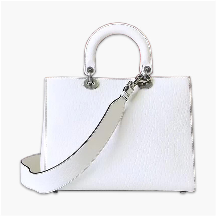 【原版皮】迪奥/Dior 手提包，选用大象纹小牛皮裁制而成，缀以品牌标识吊坠，搭配宽肩带更有特色，简约时尚