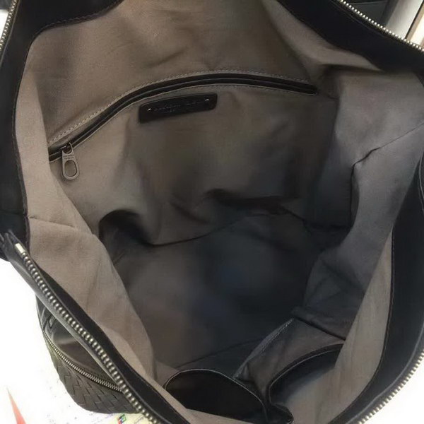 【原版皮】宝缇嘉/BV 男士肩背包，采用南韩软皮，柔软的hobo包造型贴合身形，半部分以手工编织制作，肩背或斜挎方式舒适携带，款号：80188805