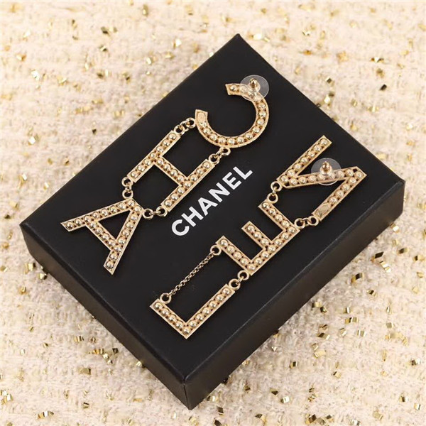 20秋季最新专柜款-Chanel热度不减的满钻字母耳环！上耳实在是太太太好看了，整个秀场属它最最最吸精了，实物到手你们感受一下施华洛Bling Bling的完美程度