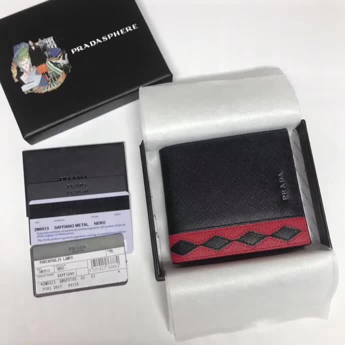 【原版皮】普拉达/Prada 短款钱夹，选用十字纹牛皮裁制而成，饰以菱形拼色，精湛走线均匀整齐，油边顺滑，款号：2M0513