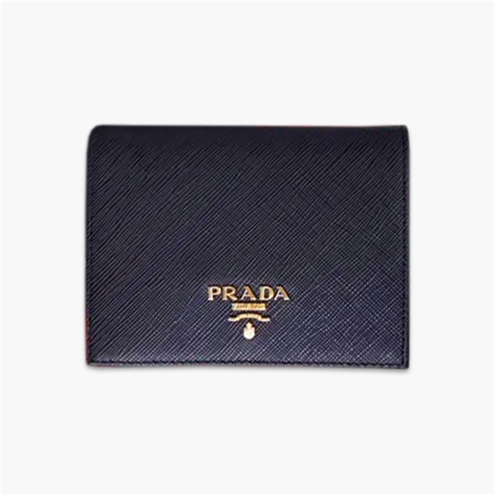 【原版皮】普拉达/Prada 短款钱夹，选用十字纹小牛皮裁制而成，点缀金色散字唛徽标，简单实用，提升个人品味的一款，款号：1M0204