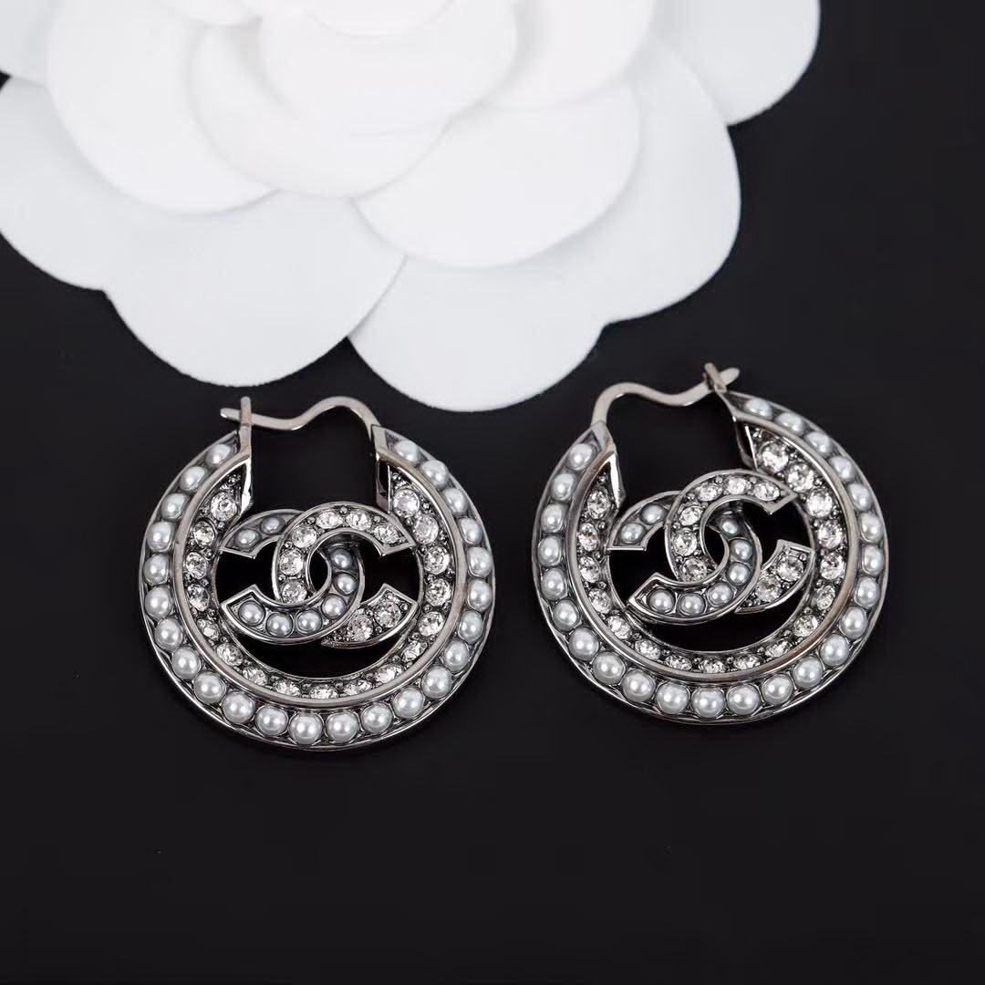 20秋季最新专柜款-Chanel圆形珍珠耳环，细节满满的一款，以及背面五金的细腻，完美
