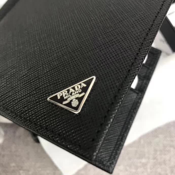 【原版皮】普拉达/Prada 金属钱夹，选用十字纹小牛皮裁制而成，边角饰三角珐琅涂层徽标，款号：2MN077