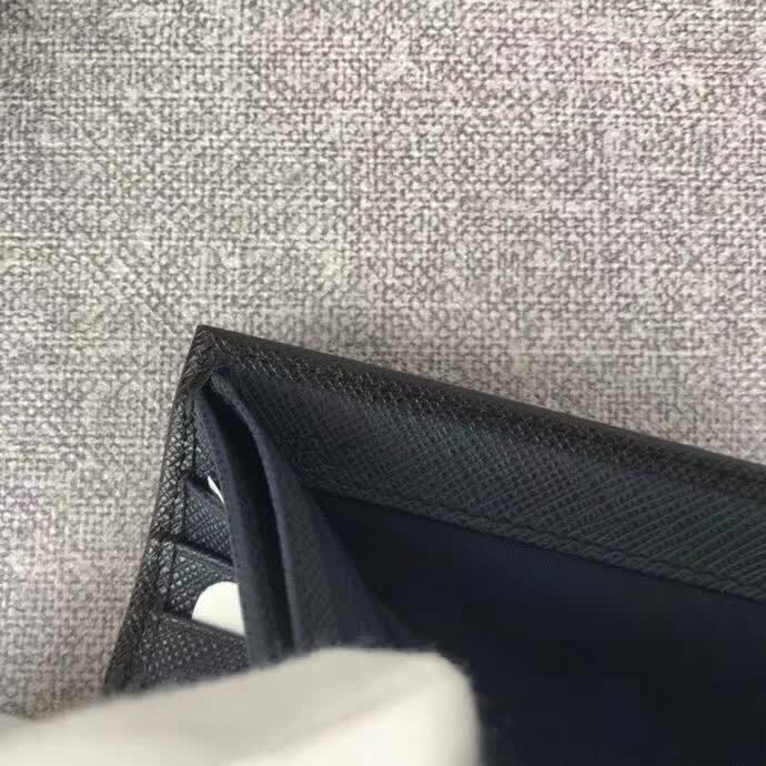 【原版皮】普拉达/Prada 短款钱夹，选用十字纹小牛皮裁制而成，边角点缀字母徽标，经典之作，简单时尚，款号：2M0738
