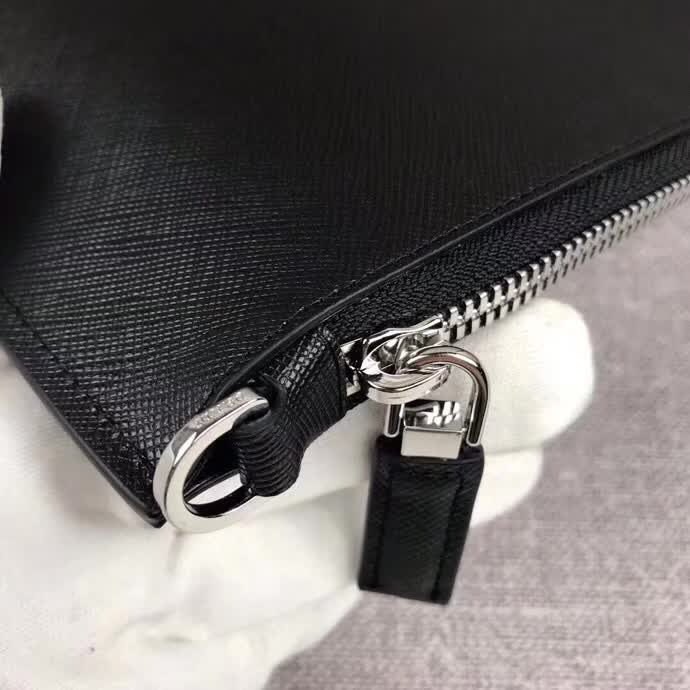 【原版皮】普拉达/Prada 男士手包，限量版，选用十字纹小牛皮裁制而成，绗缝特别的皮革徽标设计凸显个性，时尚炫酷，就是要你好看，款号：2NG001