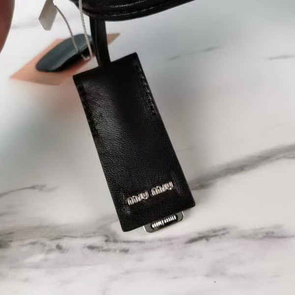 【原版皮】缪缪/Miu Miu 肩背包，采用小进口土耳其绵羊皮材质精心裁制而成，手感细腻柔软，内里三隔层，款号：5BD015