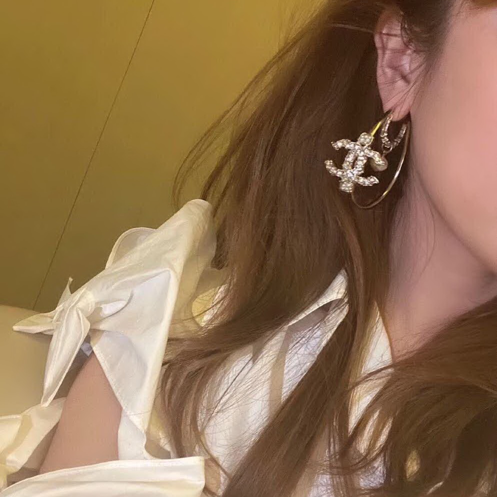 20秋季最新专柜款-Chanel耳环一万个推荐的一款，非常的仙女，上耳惊喜感十足，非常的高档大气，完美指数绝对5星，一定要入的单品，非常重工