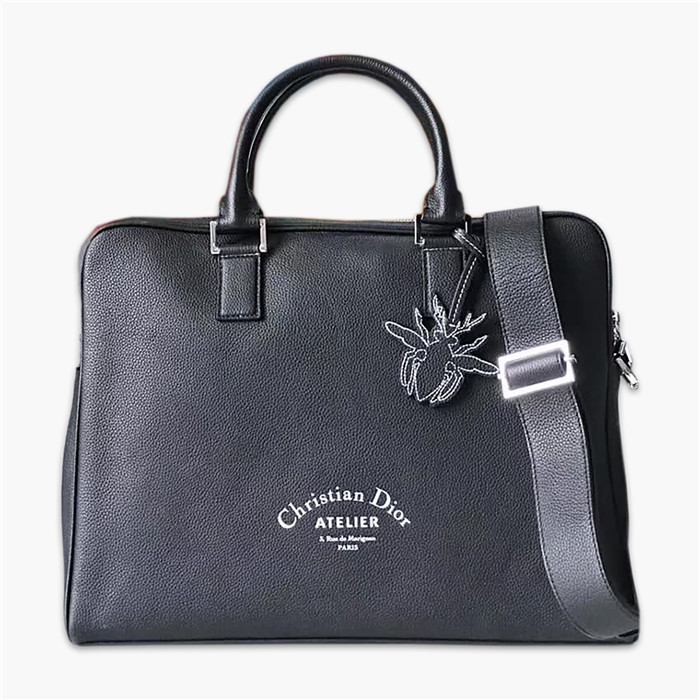 【原版皮】迪奥/Dior 男士公文包，选用粒面纹小牛皮裁制而成，采用传统工艺，是现代男士携带各类日常数据与文件的尚佳选择