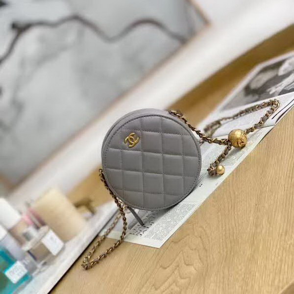 【原版皮】香奈儿/Chanel 金球系列小圆饼包，采用小羊皮精心裁制而成，柔软细腻搭配这季最火爆的链条，神奇的小金球能控制肩带长短，平时出门带的口红车钥匙纸巾都能放，款号：AS0366