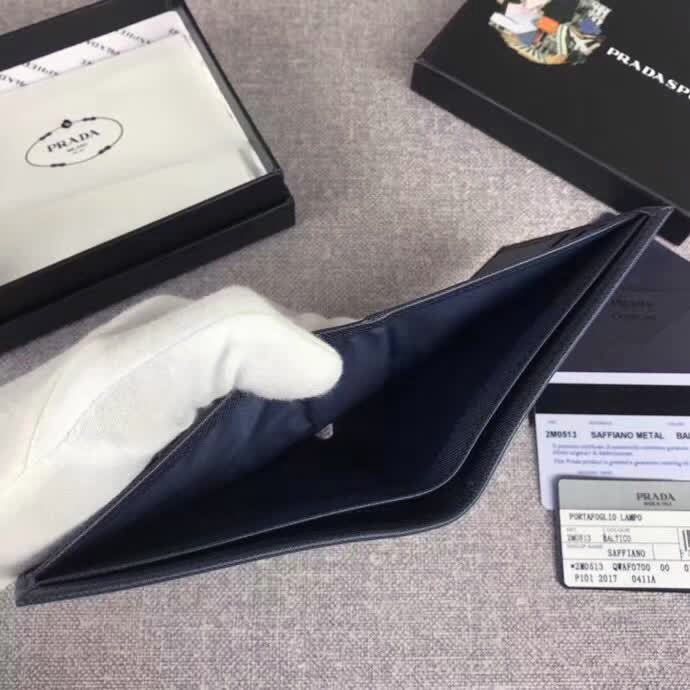 【原版皮】普拉达/Prada 短款钱夹，选用十字纹小牛皮裁制而成，边角热压印字母标识，精湛走线均匀整齐，做工精湛，款号：2M0513