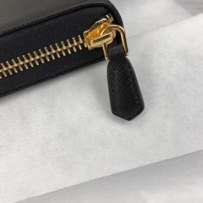 【原版皮】普拉达/Prada 拉链钱夹，选用十字纹小牛皮裁制而成，正面点缀三角唛徽标，经典之作，简单时尚，款号：1ML506