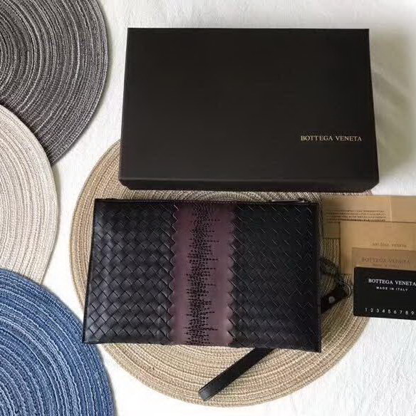 【原版皮】宝缇嘉/Bottega Veneta 手包，经典爆款，选用打蜡牛皮裁制而成，点缀刺绣格纹图案，款号：30629