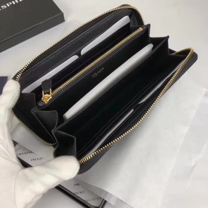 【原版皮】普拉达/Prada 拉链钱夹，选用十字纹小牛皮裁制而成，正面点缀三角唛徽标，经典之作，简单时尚，款号：1ML506
