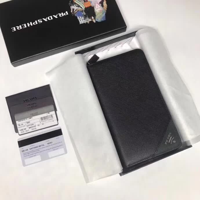 【原版皮】普拉达/Prada 拉链钱夹，选用十字纹小牛皮裁制而成，边角点缀三角散字徽标，经典之作，简单时尚，款号：2ML188