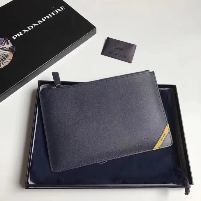 【原版皮】普拉达/Prada 男士手包，选用十字纹小牛皮裁制而成，边角点缀拼色皮革字唛徽标，款号：2NG005