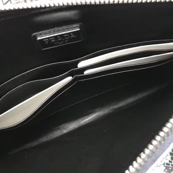 【原版皮】普拉达/Prada 男士手包，选用十字纹小牛皮镶嵌彩带鳄鱼纹裁制而成，经典之作，简单时尚，款号：2NG005