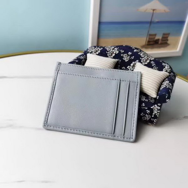 【原版皮】缪缪/Miu Miu 卡夹，采用小羊皮材质精心裁制而成，Matelasse花纹图案，内里标识烫字，Moire和皮革衬里，款号：5MC076