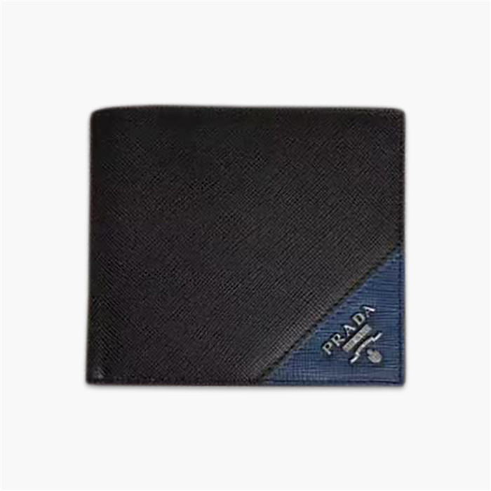 【原版皮】普拉达/Prada 短款钱夹，选用十字纹小牛皮裁制而成，边角点缀三角散字唛标识，精湛走线均匀整齐，做工精湛，款号：2M0513