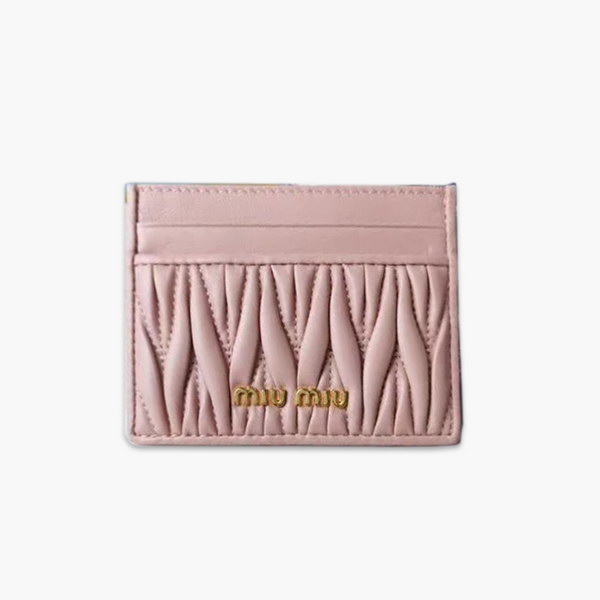 【原版皮】缪缪/Miu Miu 卡夹，采用小羊皮材质精心裁制而成，Matelasse花纹图案，内里标识烫字，Moire和皮革衬里，款号：5MC076