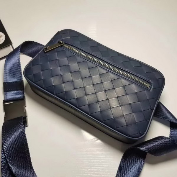 【原版皮】宝缇嘉/BV 男士胸包，腰包，采用蜡胎牛皮精心裁制而成，手工编织，造型贴合身形，空间充裕，非常实用，款号：80182618