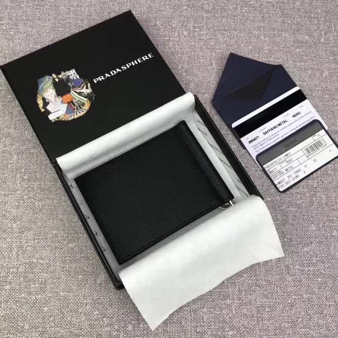 【原版皮】普拉达/Prada 金属钱夹，选用十字纹小牛皮裁制而成，边角饰三角散字徽标，款号：2MN077