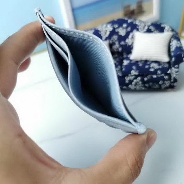 【原版皮】缪缪/Miu Miu 卡夹，采用小羊皮材质精心裁制而成，Matelasse花纹图案，内里标识烫字，Moire和皮革衬里，款号：5MC076