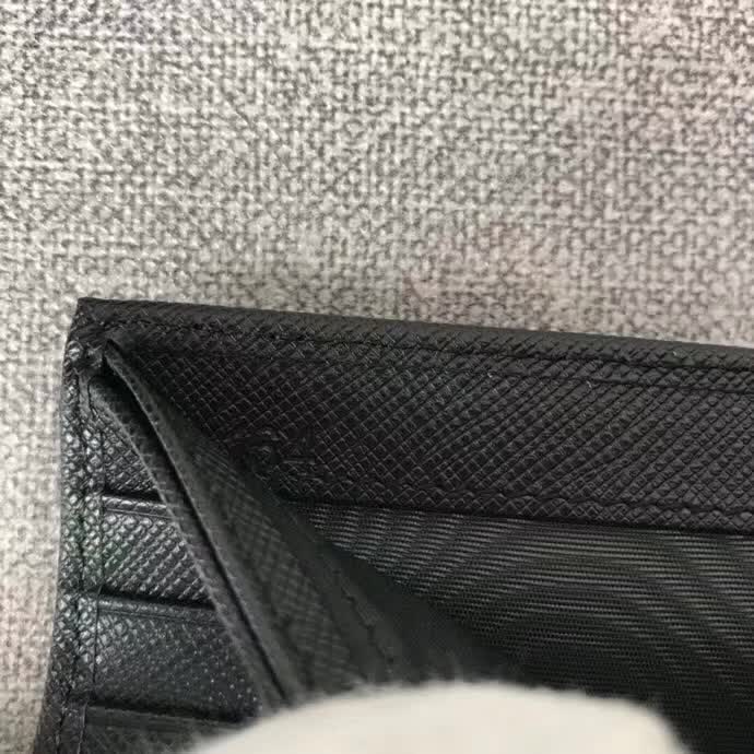 【原版皮】普拉达/Prada 短款钱夹，选用十字纹小牛皮裁制而成，边角点缀散字唛标识，经典之作，简单时尚，款号：2M0513