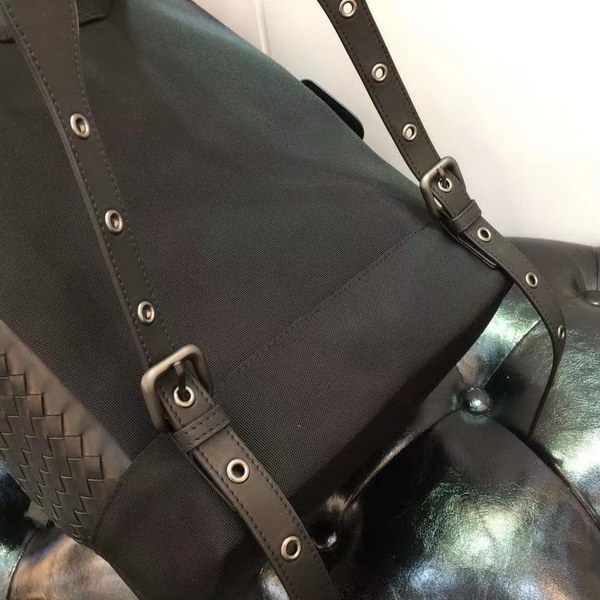 【原版皮】宝缇嘉/BV 男士双肩背包，哑光小牛皮和坚固尼龙的混合搭配时尚现代，配以手工制作，贴袋上编饰标志性的编织图案，设计旨在成就每日佩戴的必备单品，款号：80187208