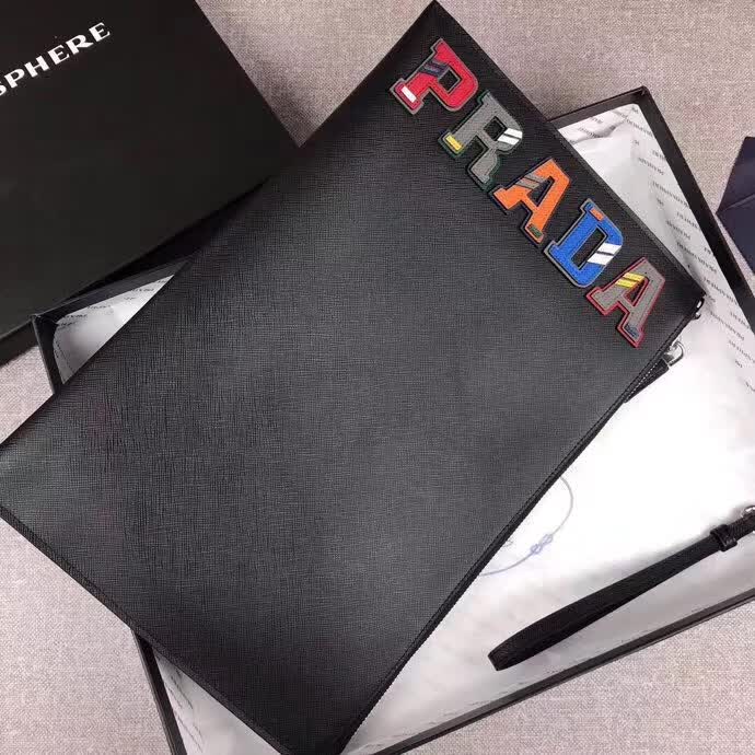 【原版皮】普拉达/Prada 男士手包，限量版，选用十字纹小牛皮裁制而成，绗缝特别的皮革徽标设计凸显个性，时尚炫酷，就是要你好看，款号：2NG001