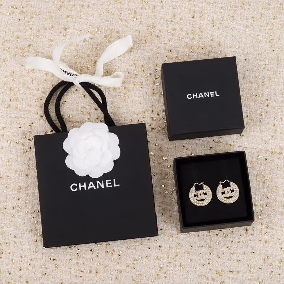 20秋季最新专柜款-Chanel圆形珍珠耳环，细节满满的一款，以及背面五金的细腻，完美一对耳环用了64颗施华洛世奇珍珠，50粒施华洛世奇钻