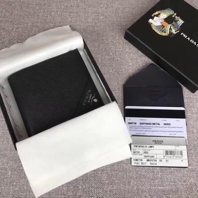 【原版皮】普拉达/Prada 短款钱夹，选用十字纹小牛皮裁制而成，边角点缀散字唛徽标，经典之作，简单时尚，款号：2M0738