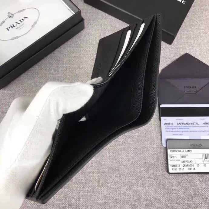 【原版皮】普拉达/Prada 短款钱夹，选用十字纹小牛皮裁制而成，边角点缀三角唛，经典之作，简单时尚，款号：2M0513