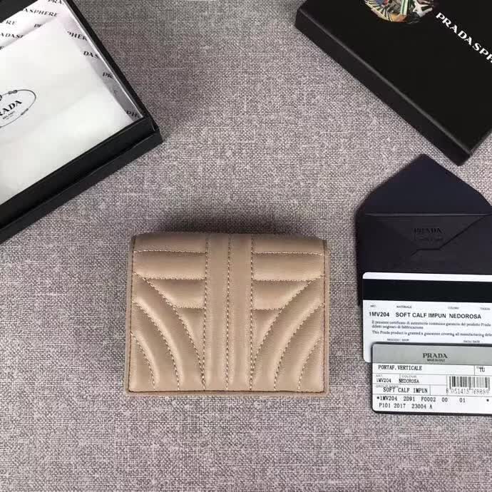 【原版皮】普拉达/Prada 短款钱夹，选用纳帕牛皮裁制而成，点缀散字唛徽标，精湛走线均匀整齐，款号：1MV204