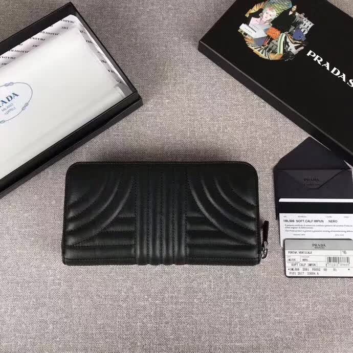 【原版皮】普拉达/Prada 拉链钱夹，选用纳帕牛皮裁制而成，点缀散字唛徽标，精湛走线均匀整齐，款号：1ML506