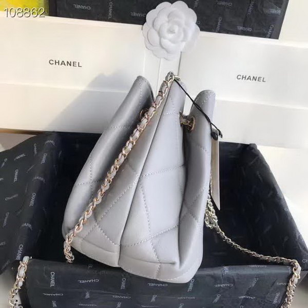 【原版皮】香奈儿/Chanel Mini小水桶包，上身简直‬太‬可爱了，这次的Hobo小水桶，长‪度刚‪好到⁢腰⁡部，相比之前的小水桶，这次最新款的水桶空格做得更加饱满，款号：AS1801