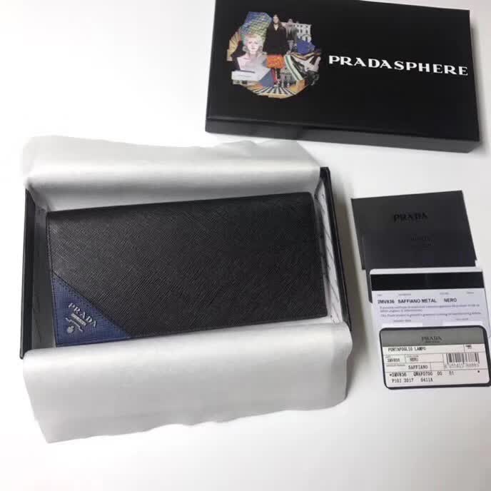 【原版皮】普拉达/Prada 西装钱夹，选用十字纹小牛皮裁制而成，边角点缀三角散字徽标，经典之作，简单时尚，款号：2MV836