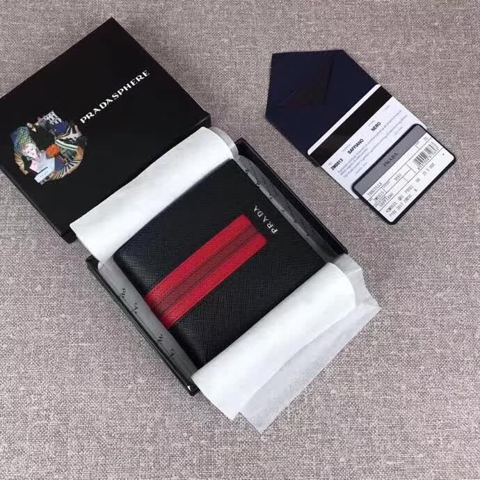 【原版皮】普拉达/Prada 短款钱夹，选用十字纹小牛皮镶嵌彩带皮革裁制而成，精湛走线均匀整齐，做工精湛，款号：2M0513