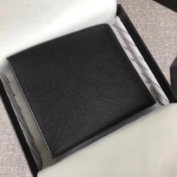 【原版皮】普拉达/Prada 短款钱夹，选用十字纹小牛皮裁制而成，边角点缀散字唛标识，经典之作，简单时尚，款号：2M0513
