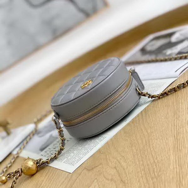 【原版皮】香奈儿/Chanel 金球系列小圆饼包，采用小羊皮精心裁制而成，柔软细腻搭配这季最火爆的链条，神奇的小金球能控制肩带长短，平时出门带的口红车钥匙纸巾都能放，款号：AS0366