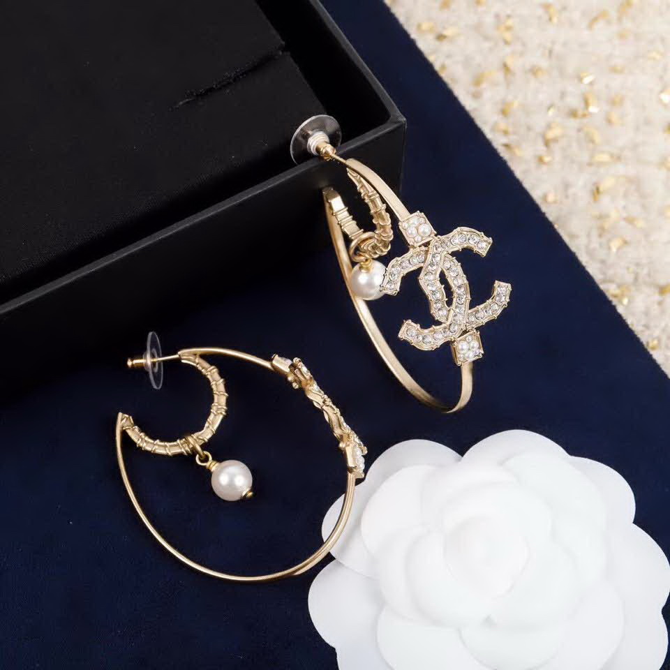 20秋季最新专柜款-Chanel耳环一万个推荐的一款，非常的仙女，上耳惊喜感十足，非常的高档大气，完美指数绝对5星，一定要入的单品，非常重工