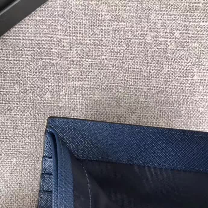 【原版皮】普拉达/Prada 短款钱夹，选用十字纹小牛皮裁制而成，边角点缀三角散字唛标识，精湛走线均匀整齐，做工精湛，款号：2M0513